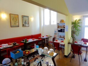 Petit déjeuner préparé sur commande (9 EUR par personne)