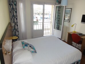 Premium bedding, desk, blackout curtains, iron/ironing board - Oscar Hotel (Le Havre)