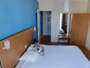 Chambre Double Familiale | Literie de qualité supérieure, bureau, rideaux occultants