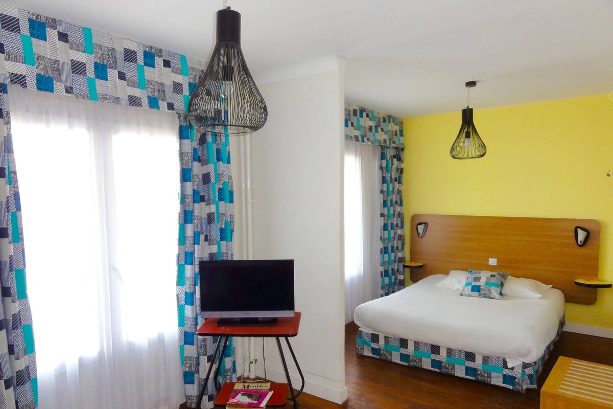 Suite familiare, 1 camera da letto, non fumatori, vista città | Biancheria da letto di alta qualità, una scrivania, tende oscuranti