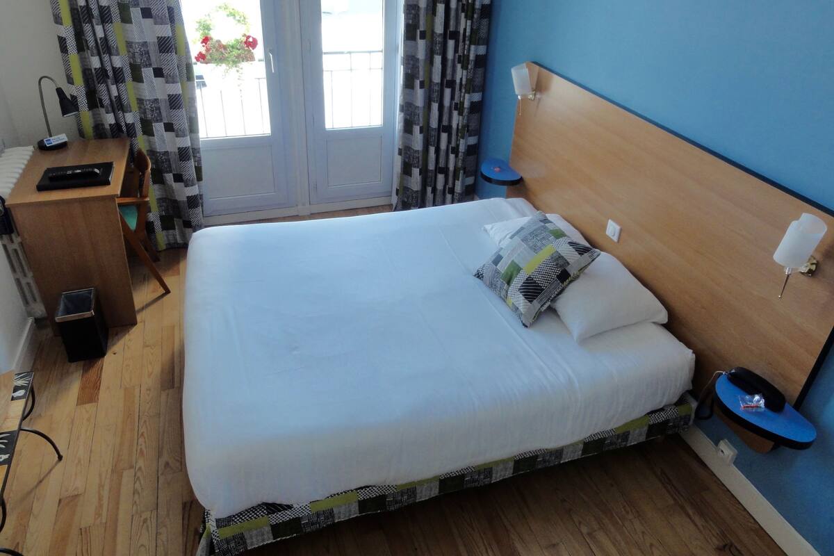 Biancheria da letto di alta qualità, una scrivania, tende oscuranti