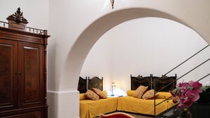 Un dormitorio con una cama, una mesita de noche y un armario de madera.