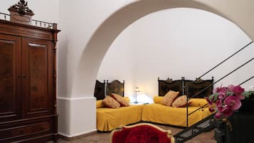 Roupas de cama premium, edredons de pluma, frigobar, cofres nos quartos