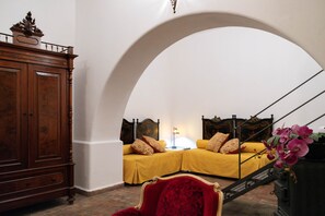 Premium bedding, down duvets, minibar, in-room safe - Ai Cartari (Palermo)