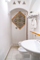 Duş, geniş duş başlığı, ücretsiz banyo/kozmetik ürünleri