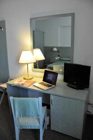 Habitació doble, 1 llit de matrimoni | Escriptori, espai de treball apte per a portàtils i cortines opaques 