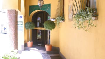 Pintu masuk properti