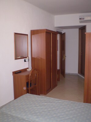 Habitación cuádruple familiar | Caja fuerte, escritorio, wifi gratis y ropa de cama