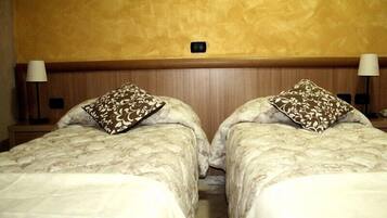 Zimmersafe, Schreibtisch, kostenloses WLAN, Bettwäsche