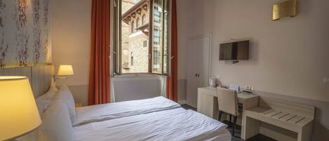 Double Room, Private Bathroom | 1 bedroom, hypo-allergenic bedding, minibar, desk