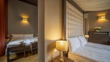 Phòng Deluxe, 2 phòng ngủ, tủ lạnh, quang cảnh thành phố | 1 phòng ngủ, bộ đồ giường kháng dị ứng, minibar, bàn
