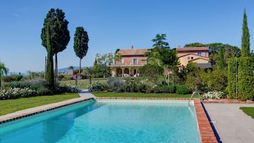 Piscina externa sazonal, funciona das 8h às 20h, espreguiçadeiras