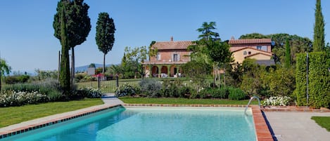 Piscina stagionale all'aperto, lettini