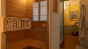 Une pancarte en bois portant le mot « sauna » indique l’emplacement du sauna.