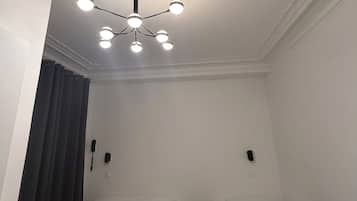 Quarto triplo | Ferros/tábuas de passar roupa, berços grátis, Wi-Fi de cortesia