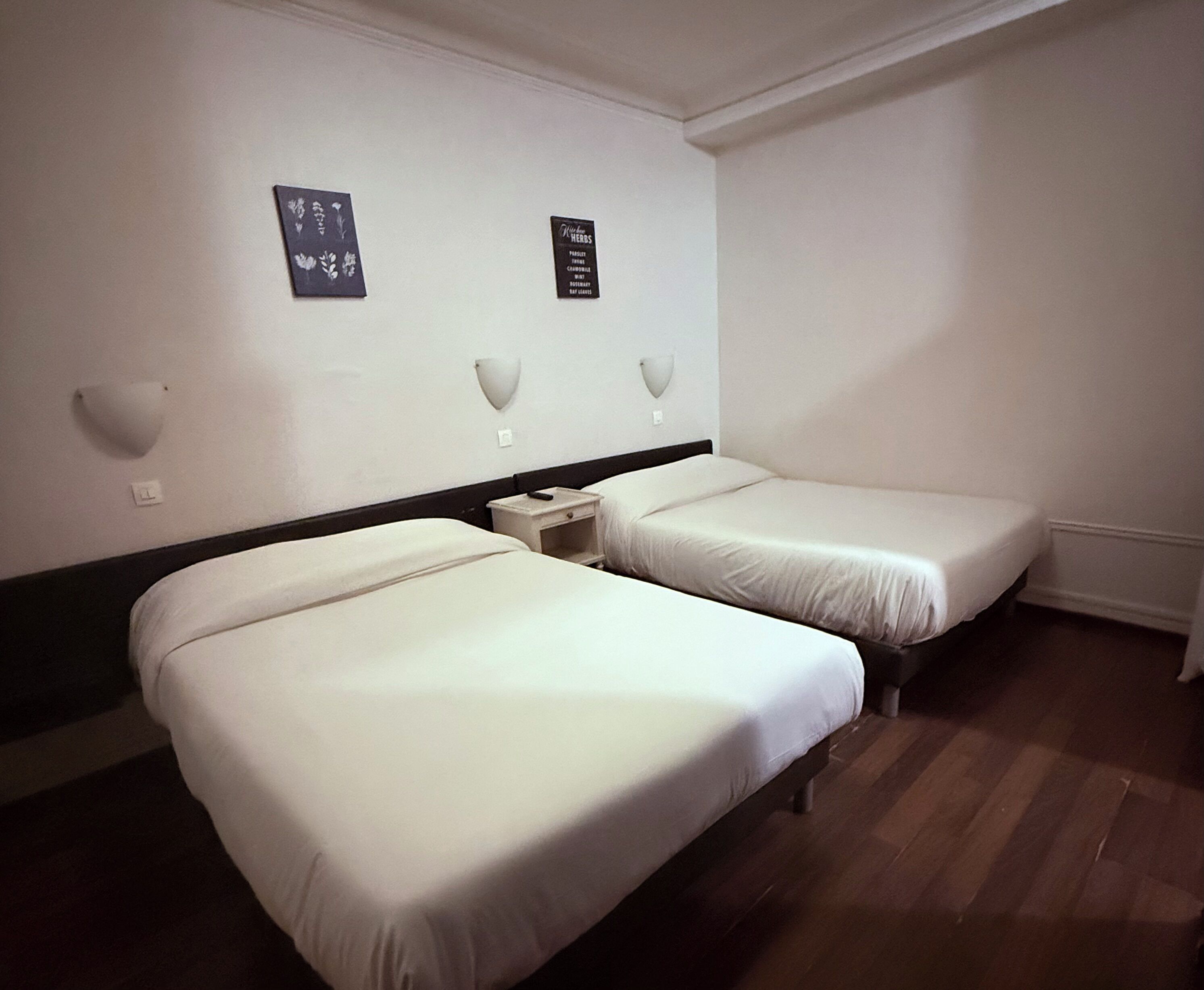 Habitación cuádruple | Tabla de planchar con plancha, cunas gratuitas, wifi gratis