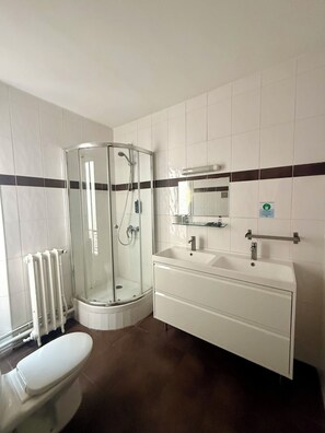 Quadruple Room | Iron/ironing board, free cribs/infant beds, free WiFi, bed sheets - Hôtel Du Brabant (Paris)