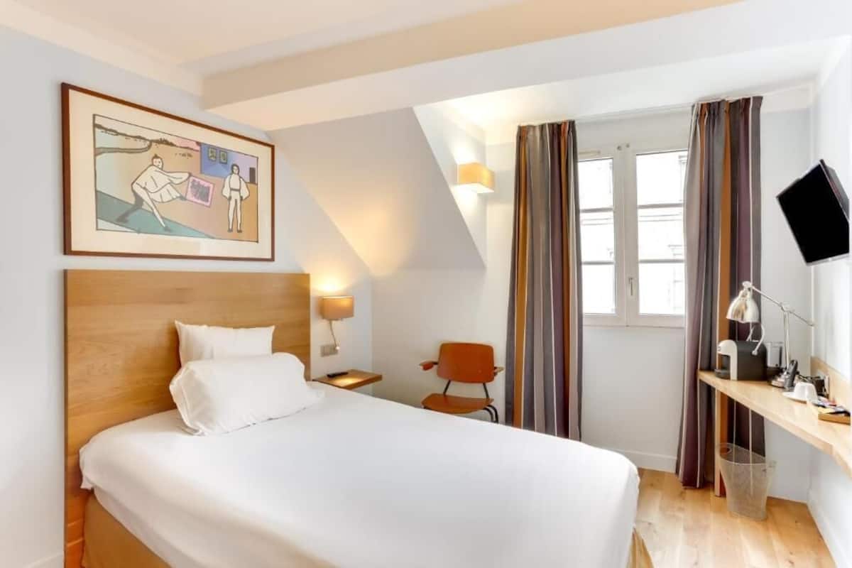 Quarto solteiro conforto, 1 cama de solteiro | Roupas de cama premium, cofres nos quartos, escrivaninha