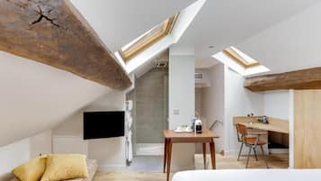 Deluxe Room | Premium bedding, in-room safe, desk, laptop workspace