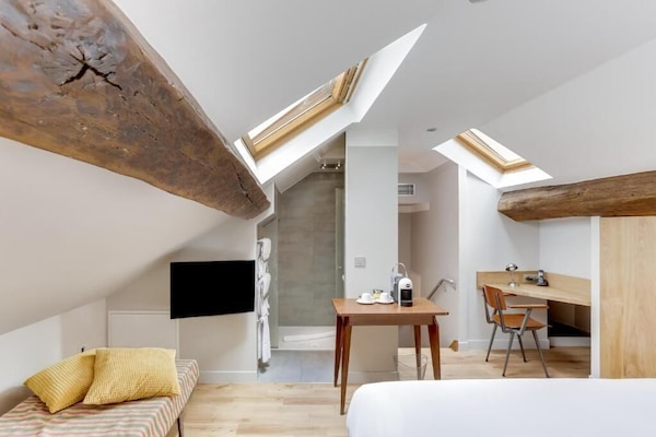 Chambre Deluxe | Literie de qualité supérieure, coffres-forts dans les chambres, bureau