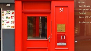 A red building with the name "LOUVRE RICHELIEU" and the number "51" on the door. - Hôtel Louvre Richelieu (Paris)