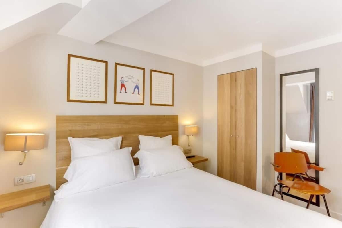Quarto casal conforto | Roupas de cama premium, cofres nos quartos, escrivaninha