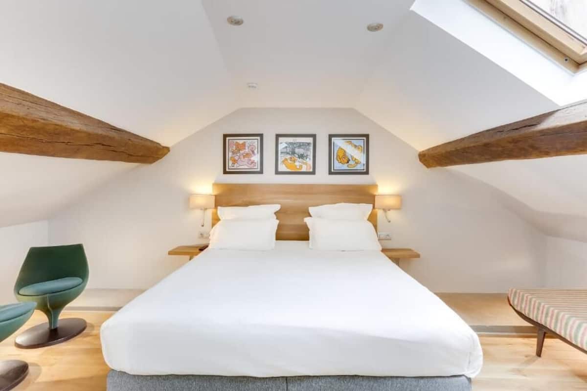 Quarto luxo | Roupas de cama premium, cofres nos quartos, escrivaninha