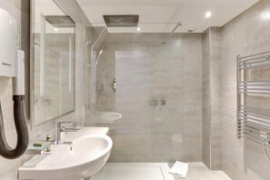 Shower, rainfall showerhead, free toiletries, hair dryer - Hôtel Louvre Richelieu (Paris)