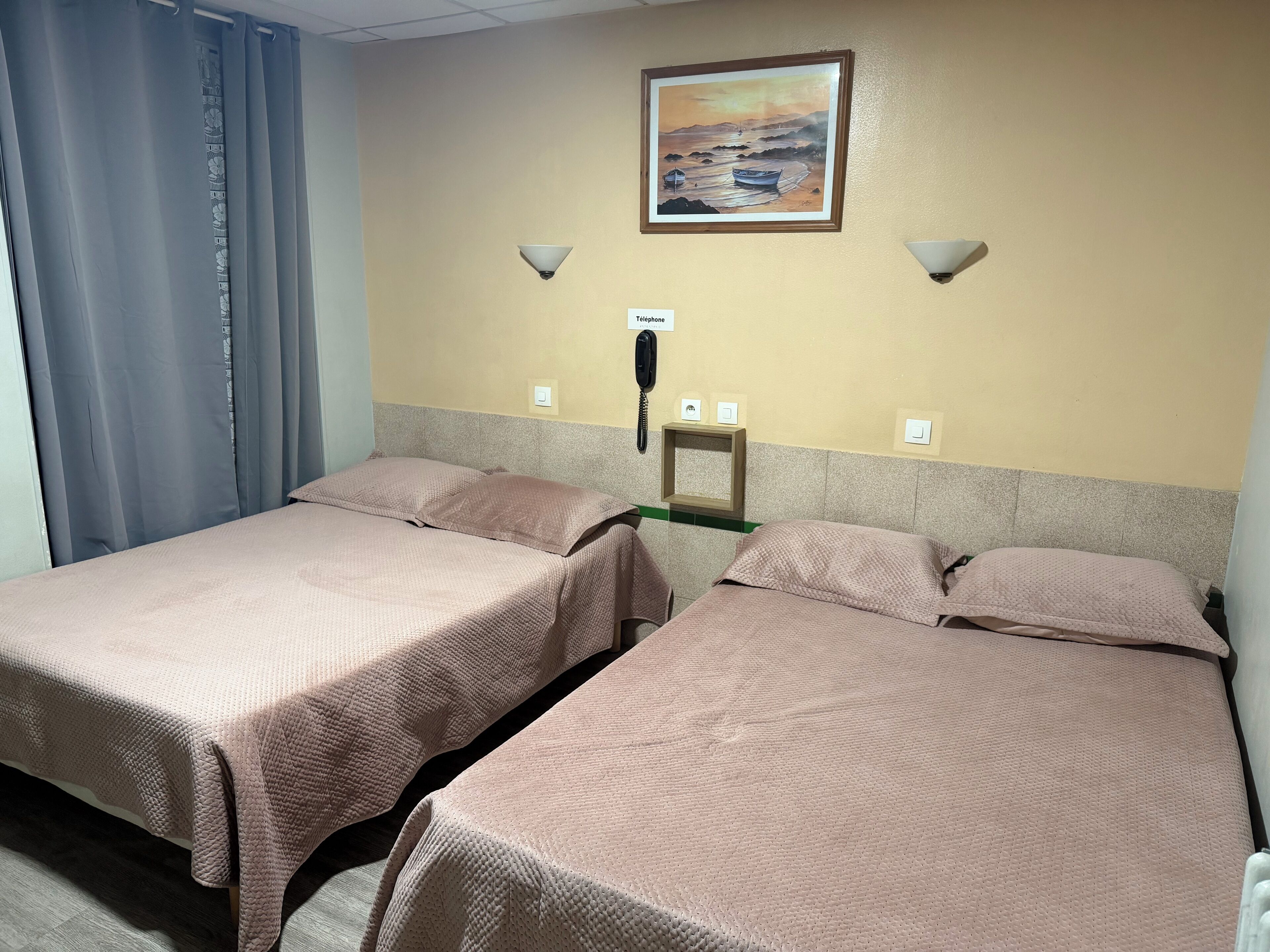 ملاءات من القطن المصري وأسرّة سليكت كومفورت وخزنة داخل الغرفة