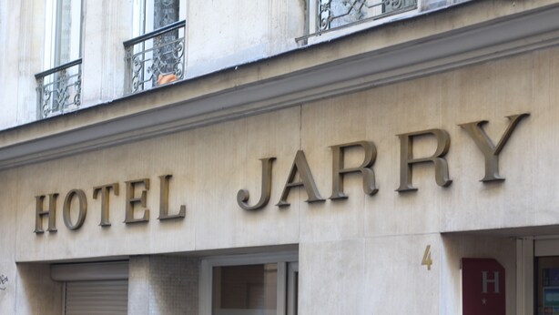 A building with the sign "HOTEL JARRY" indicating the name of the establishment.