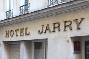 A building with the sign "HOTEL JARRY" indicating the name of the establishment. - Jarry (Paris)