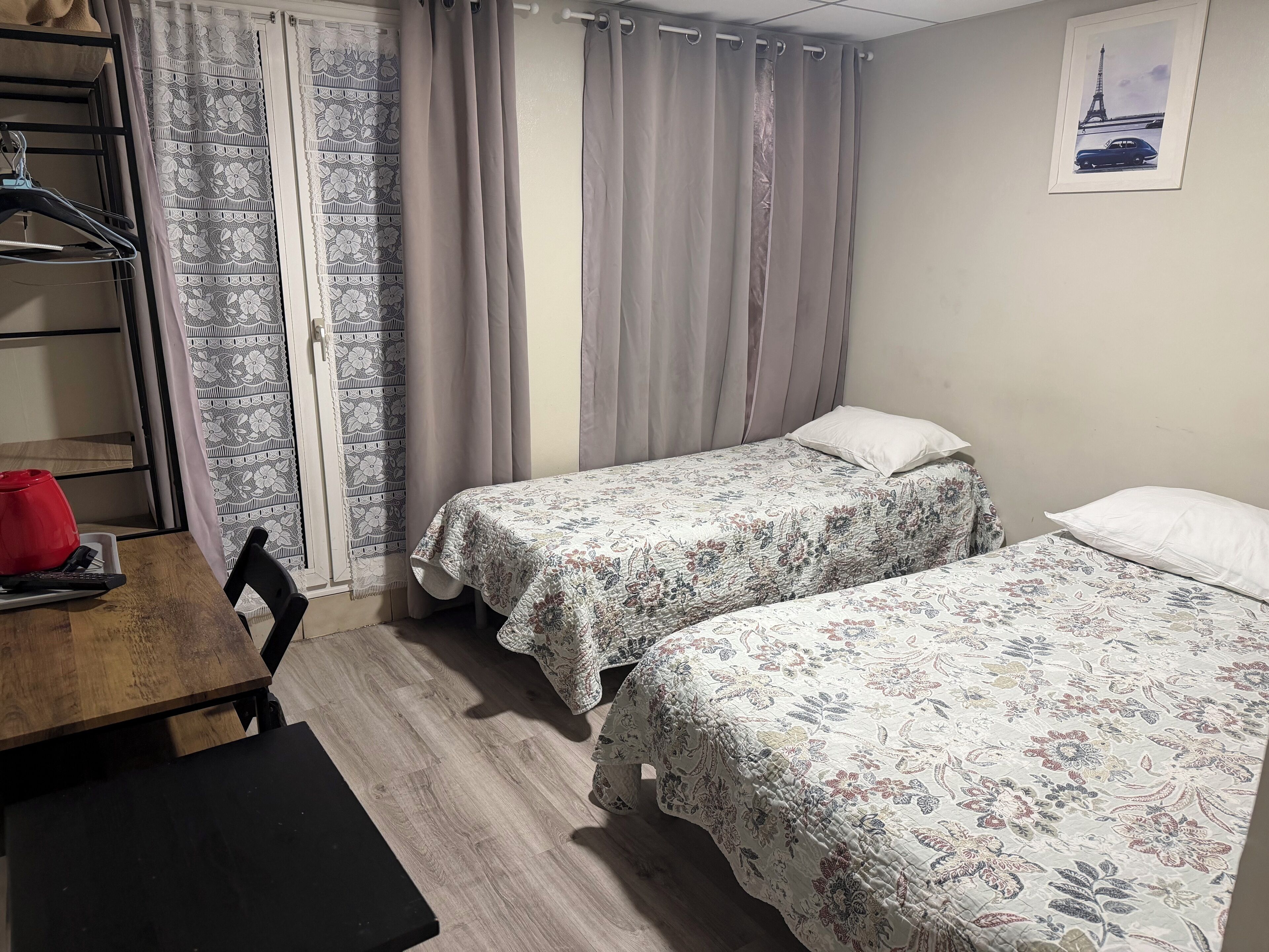 ملاءات من القطن المصري وأسرّة سليكت كومفورت وخزنة داخل الغرفة