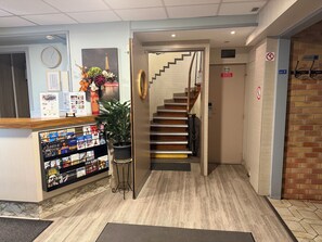 ฝ่ายต้อนรับ