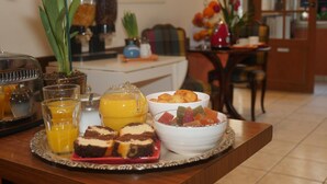 Um buffet de café da manhã com diversos alimentos e bebidas em uma bandeja.