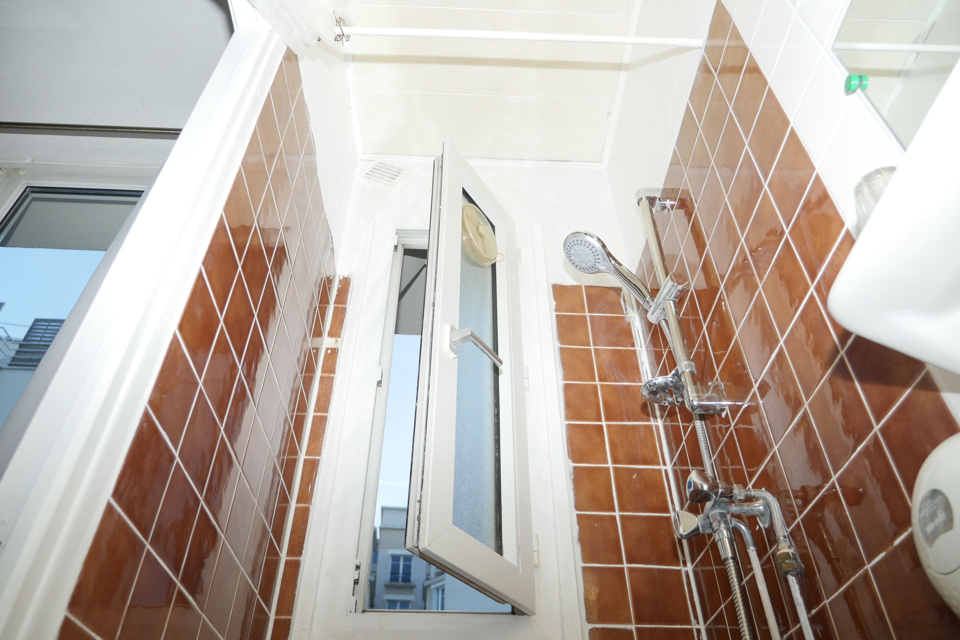 Shower, pengering rambut,  dan handuk