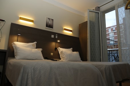 Caja de seguridad en la habitación y escritorio