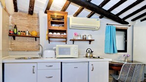 Apartment (3 pax-Third Floor) | Private kitchenette | Coffee/tea maker, fridge, microwave, toaster - Il Glicine - Navona (Rome)