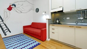 Kamer (5 pax) | Privékitchenette | Een koffiezetapparaat/waterkoker, een koelkast, een microgolfoven