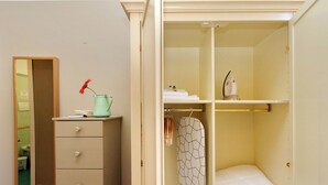 Kamer (5 pax) | Een kluis op de kamer, een laptopwerkplek, een strijkplank/strijkijzer