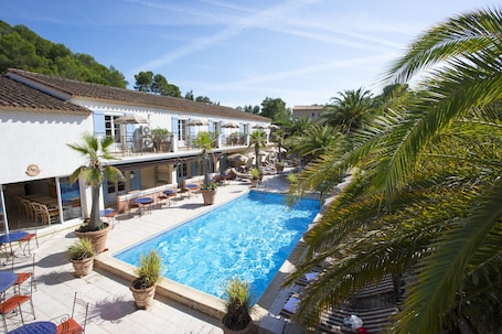 Outdoor pool, pool umbrellas, pool loungers. Hotel La Bastide De Valbonne