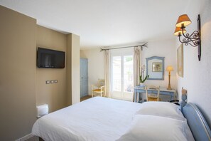 Kamar Double atau Twin Standar | Brankas dan didekorasi berbeda-beda