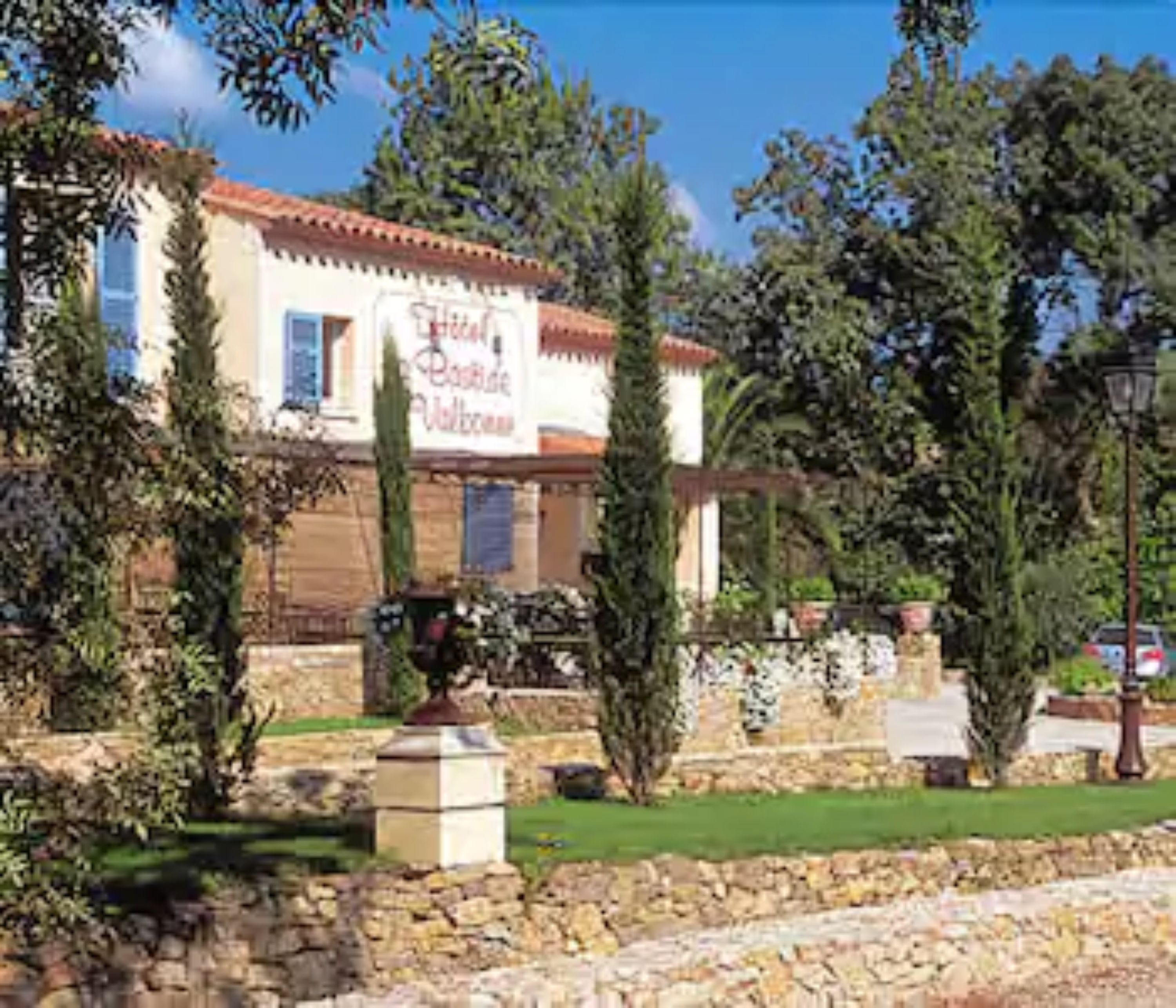 A building with a sign that reads "Hotel de la Plage."