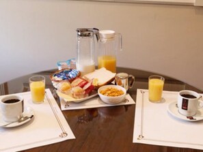 Daily continental breakfast for a fee - Hotel Central (Marbella)