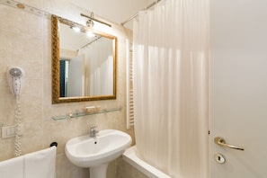 Chambre Double Romantique | Salle de bain | Articles de toilette gratuits, sĂšche-cheveux, serviettes fournies