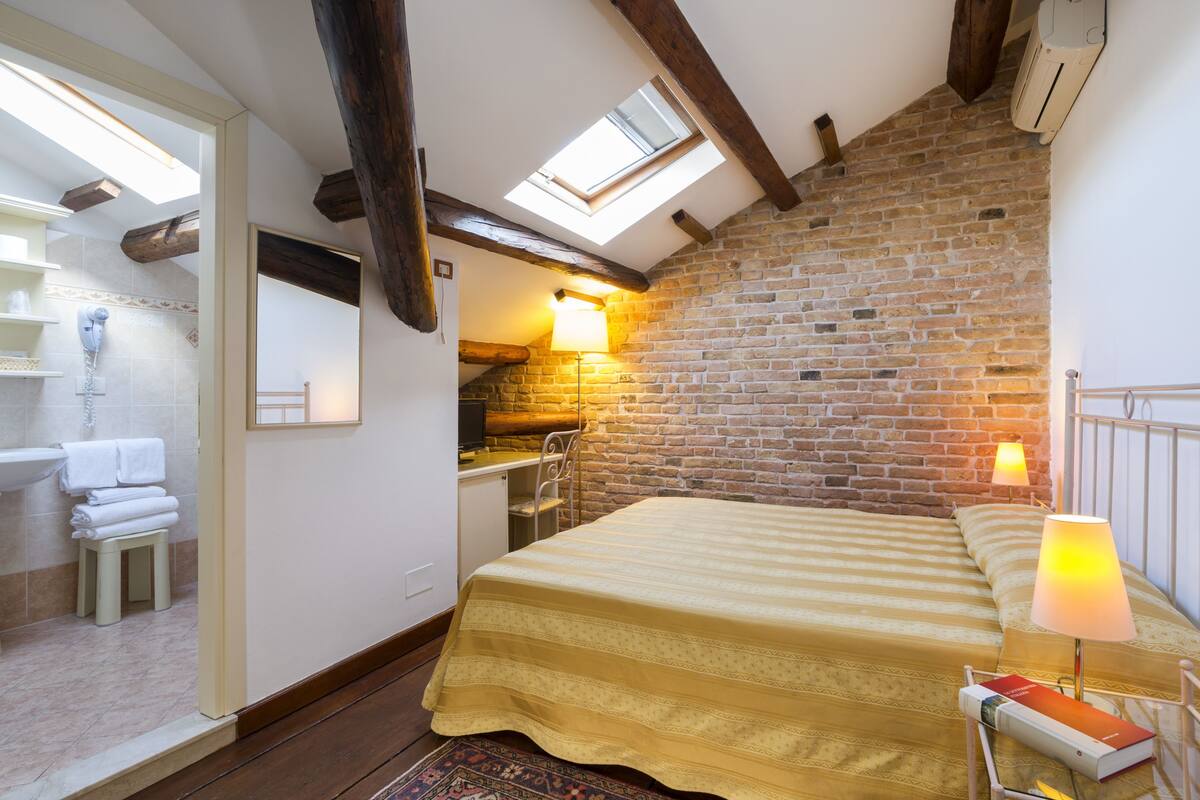 Minibar, in-room safe, free WiFi, bed sheets