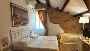 Unclassified image, 3 of 37, button - Villa Casanova (Venice)