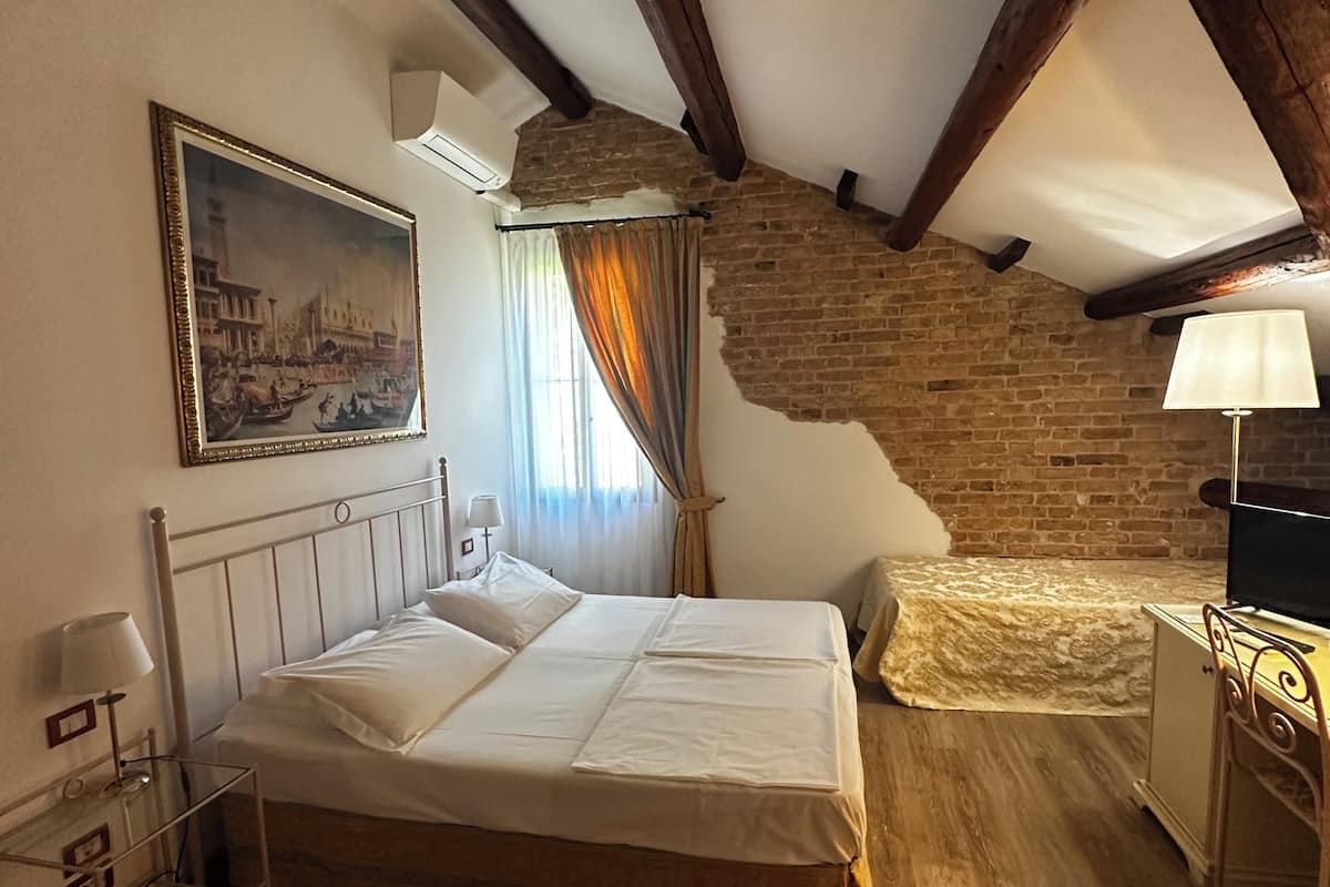 Triple Room | Minibar, in-room safe, free WiFi, bed sheets