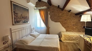 Triple Room | Minibar, in-room safe, free WiFi, bed sheets