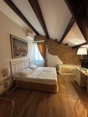 Triple Room | Minibar, in-room safe, free WiFi, bed sheets - Villa Casanova (Venice)