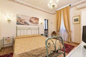 Standard Double Room | Minibar, in-room safe, free WiFi, bed sheets - Villa Casanova (Venice)